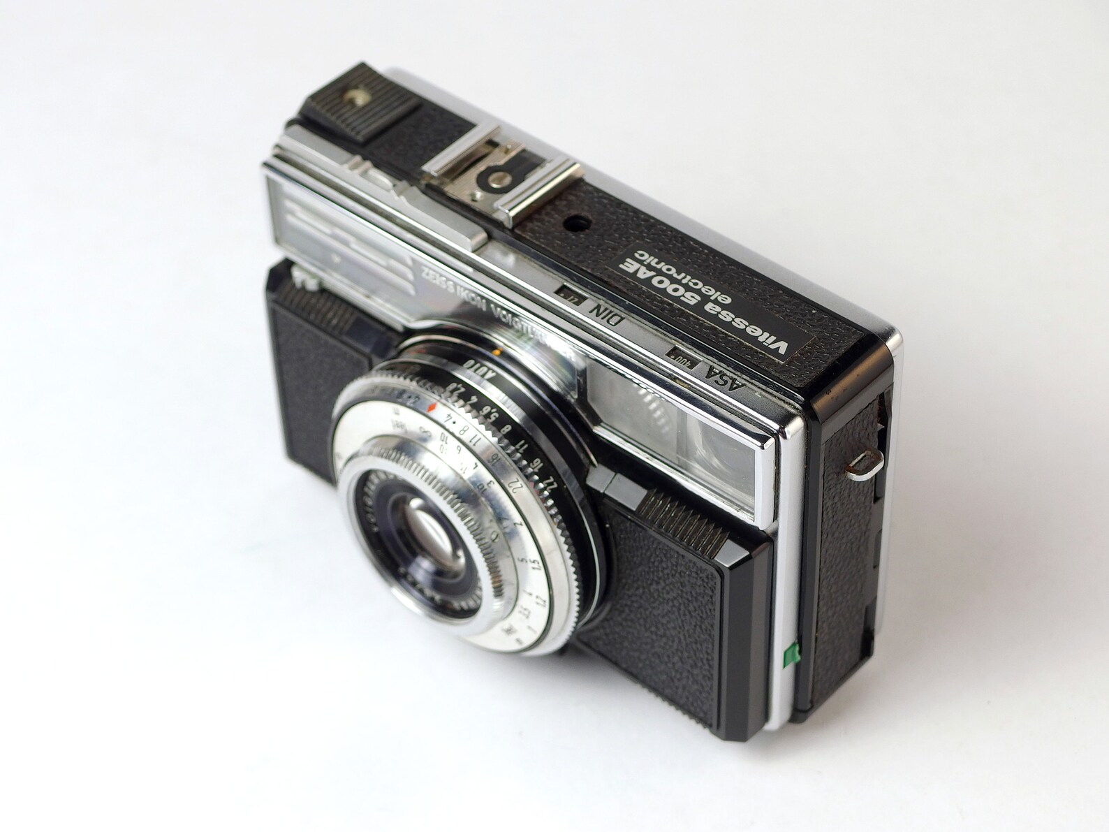 Voigtländer Vitessa 500 AE: The Camera That Looks Like a 1960s Radio